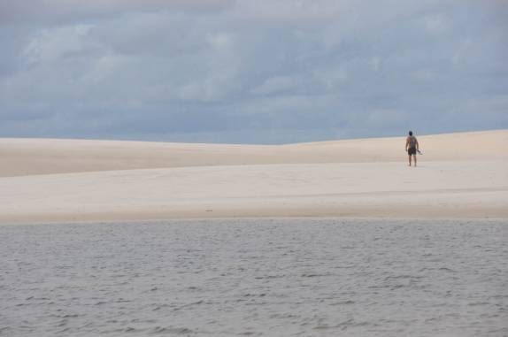 Caminhando entre dunas e lagoas, perto de Atins, nos Lençóis Maranhenses - MA
